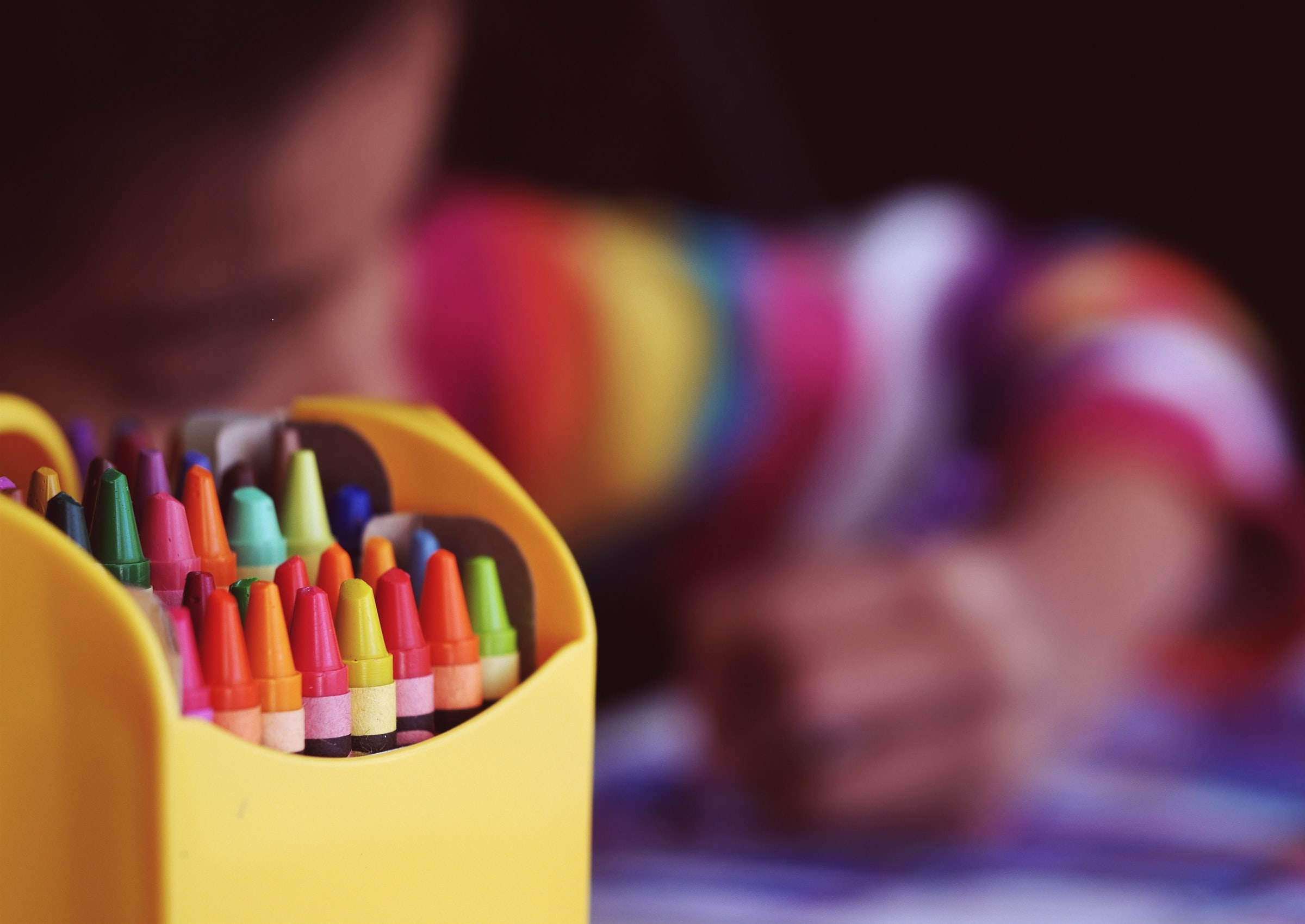 anak menggambar dengan crayon warna warni
